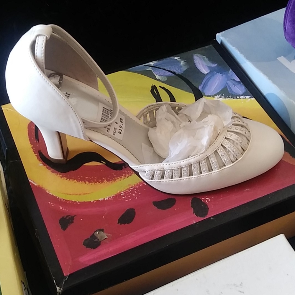 Shoes - Picture 5 of 7